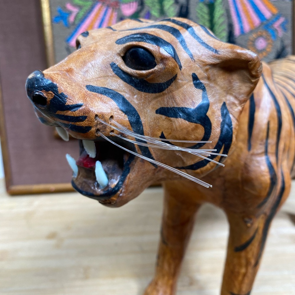 Vintage leather wrapped tiger statue figure 10” x 16” jungle cat sculpture - Picture 6 of 13